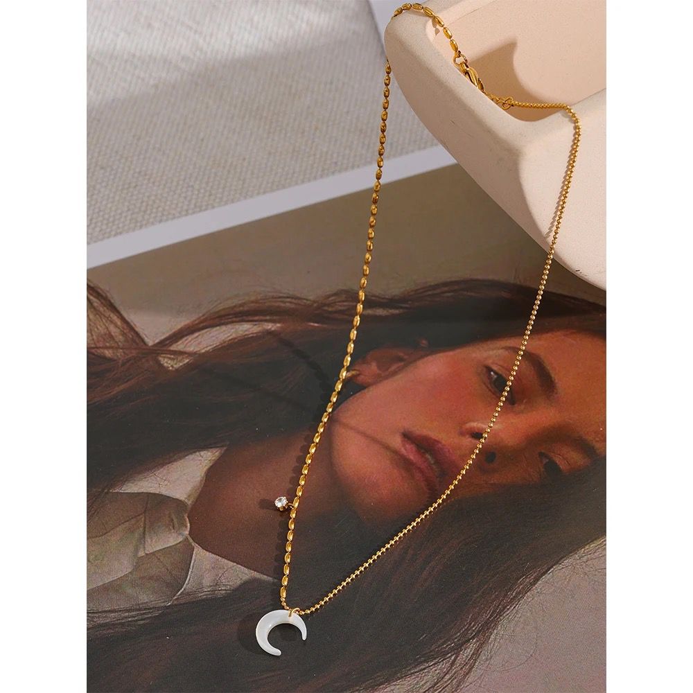 Nacar moon w beads chain